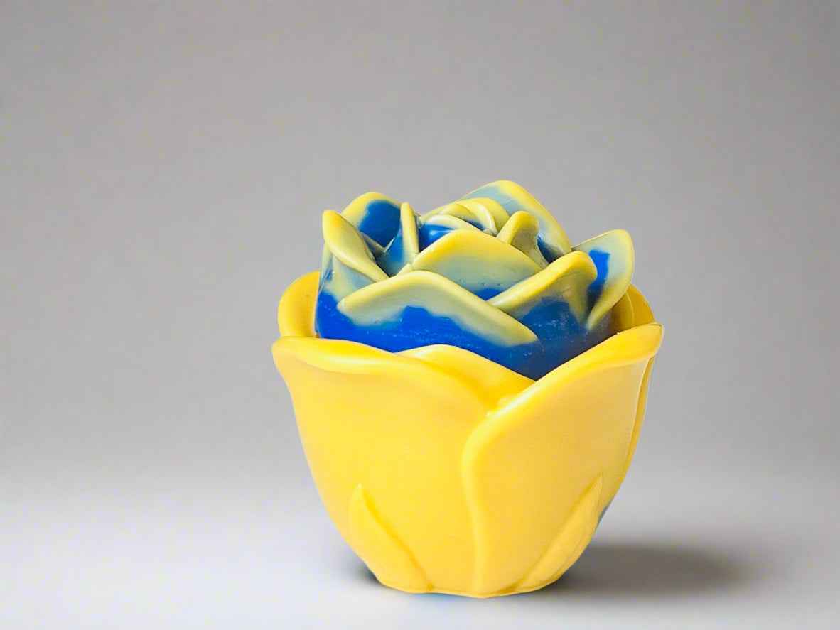 Scented wax candle with lid