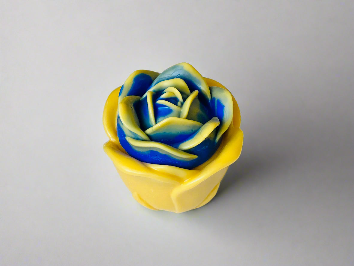 Scented wax candle with lid