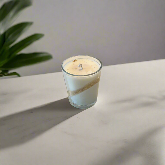 Handgjort doftljus i glas med naturligt bivax och en fyllig körsbärsdoft – Dofty