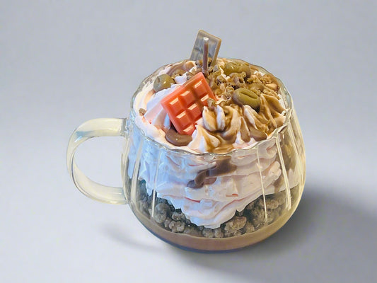 Doftljus i glas som ser ut som en dessert – Dofty